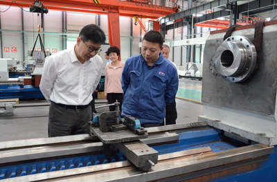 甘肅省委常委、副省長張錦剛在星火機床公司調研