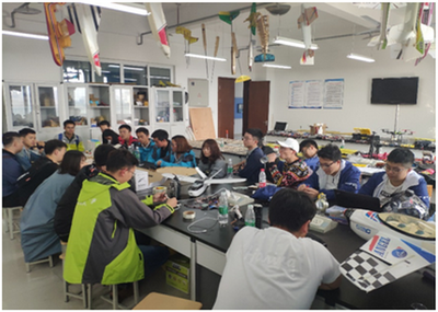 川內(nèi)部分高校航模隊(duì)齊聚我校進(jìn)行技術(shù)交流