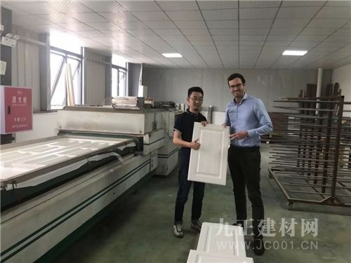 依威全屋定制整裝材料歐洲供應商參觀工廠，技術轉讓開啟新篇章